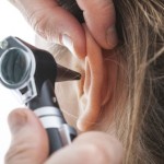 Es importante transmitir a la población que no use los famosos hisopos porque traumatizan la piel que cubre el conducto auditivo. Al sacar precozmente la última capa de piel que protege ese conducto, éste queda mucho más vulnerable a que ingresen bacterias"